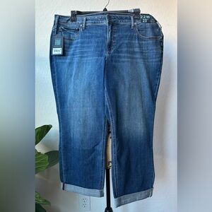 NWT Silver Jeans Co. Suki Capri Curvy Mid Rise Size 22W/23 1/2